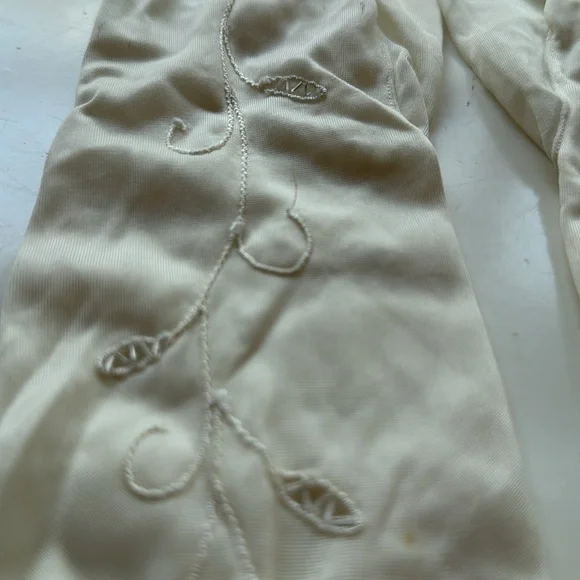 Beautiful vintage white gloves with embroidery and beading. Size 7 1/2 - Picture 3 of 9